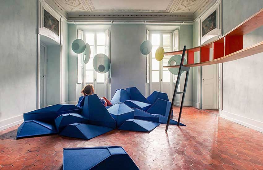 Stéphanie Marin, faceted seat, Les Angles, woolen seat, Smaring, Livingstones, oversized pebbles, acoustic properties, floor furniture, wall insulator, Roger Penrose,