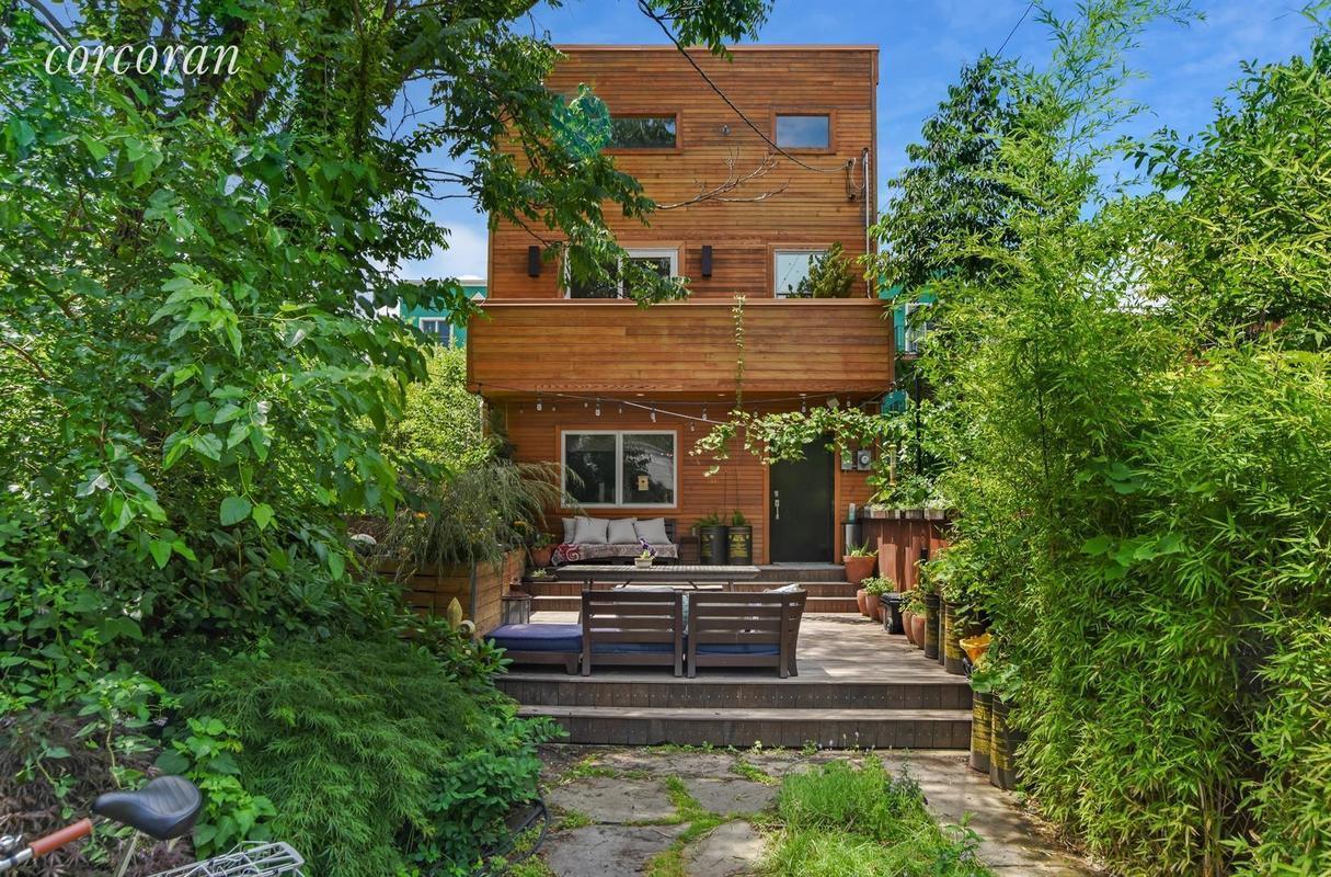 $2.5M Red Hook house has a Cali boho vibe–and an outdoor kitchen