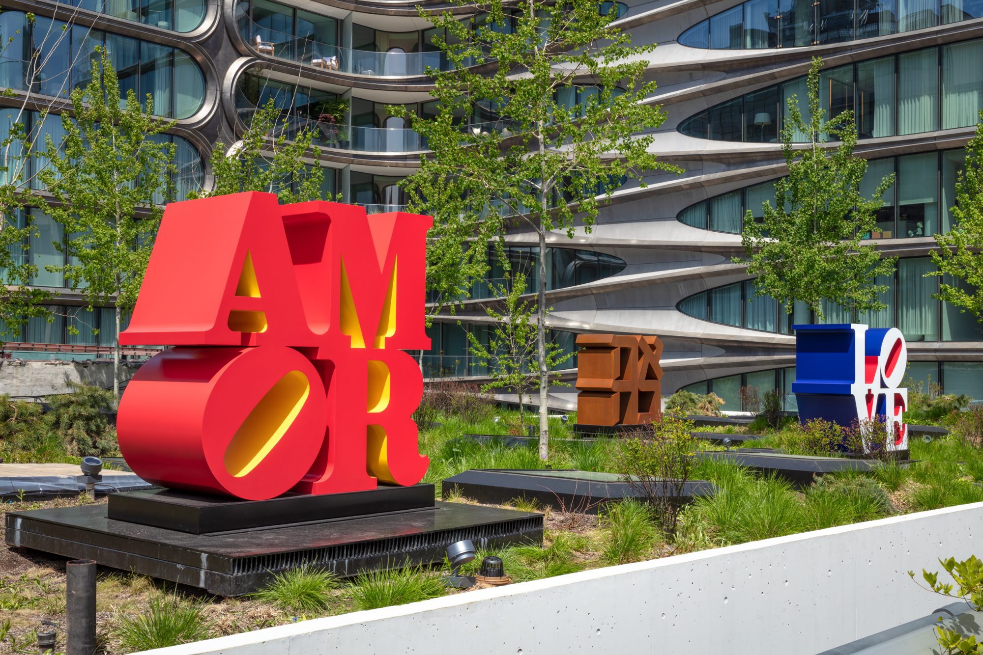 Robert Indiana’s famous ‘LOVE’ sculptures arrive along the High Line