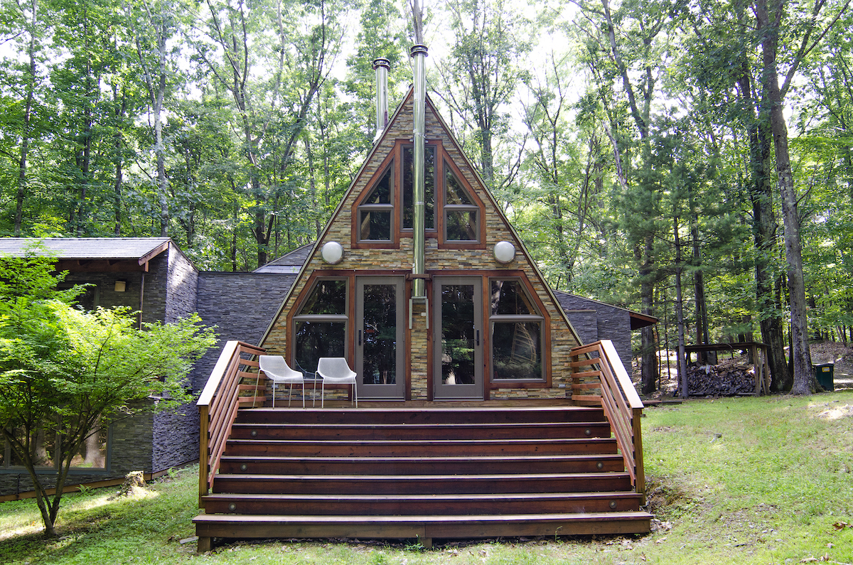 $400K cozy upstate A-frame puts a modern angle on a lakeside cottage retreat